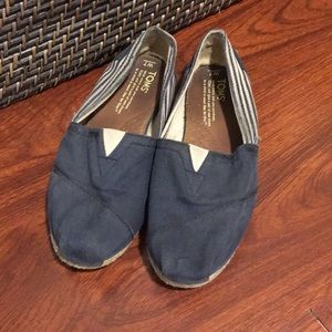 Navy blue stripe toms